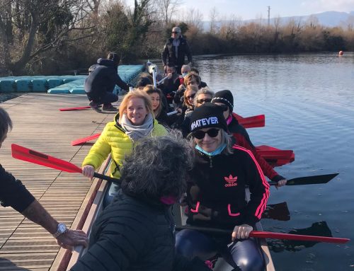 DRAGON BOAT, CINQUANTA DONNE PAGAIANO ALLA BURIDA